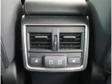 【シートヒーター】寒い日の運転など冷えやすい脚部を快適に温めてくれる。嬉しい機能♪