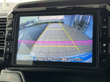 狭い道や駐車時も安心。後方の状況を画面で確認できるので、スムーズな運転操作が可能になります。安全な駐車をサポート。