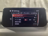 カメラが車線を認識してはみ出しそうになるとステアリングアシストが介入するレーン・キープ・アシストシステムを装備しております。お好みで作動・非作動の設定も可能です。