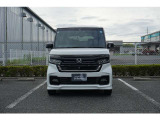 洗練されたデザインと存在感のあるフロントフェイス。人気のN-BOXが日常に上質な存在感をプラスします。
