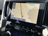 見やすい地図表示で、目的地までスムーズに案内してくれます。渋滞情報もリアルタイムで確認できるので安心です。
