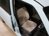 程よい硬さとホールド性が高いシートで長時間運転も快適です。