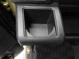 カップホルダーは運転席や助手席からちょうど手の届く位置です!!