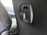 運転席シートバックには買い物袋等が掛けられる便利なフック