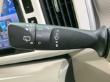 雨天時の視界を確保するワイパーレバー。操作も簡単で、雨の日の運転をサポートします。クリアな視界で安全運転を。