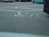 カラーヘッドアップディスプレイ付き。少ない視線移動で情報を確認できるので、運転の疲労軽減に繋がりますよ♪