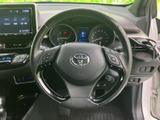 握りやすい形状で、快適なドライビングを実現。操作性にも優れ、運転の楽しさを向上させます。