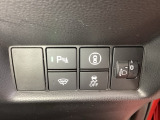 ハンドルの右側にはヘッドライトレベライザーとHondaセンシング用のメインスイッチがついています。ヘッドライトレベライザーは道路状況や積荷の加重に応じてライトの高さを調節できます。