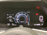 視認性の高いメーターデザインで、運転に必要な情報をクリアに表示。運転に集中できる、落ち着いた空間を演出します。