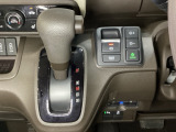 CVT車のセレクトレバーです。低速から高速まで、変速ショックのないスムーズな走りと、エンジン効率のよい領域を維持して燃費にも貢献します。サイドブレーキはスイッチ操作の電子制御パーキングブレーキです。