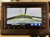 リバースギアに入れるだけで後方の表示へ切り替わります。夜間や雨の日の駐車も楽になりますよ。