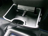 運転席からもスムーズに手が届く設計で、信号待ちやちょっとした休憩にさっと飲むことができるのでロングドライブも快適です。