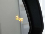 隣車線を走る車両をレーダーで検知し、ドアミラーでは確認しにくい後側方エリアに存在する車両に加え、急接近してくる車両も検知します。車両を検知するとドアミラーに搭載されたLEDインジケーターが点灯します。
