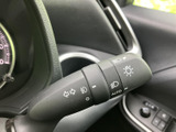 操作感の良いウインカーレバー。スムーズな操作で、安全な車線変更をサポートします。直感的に操作できる設計です。