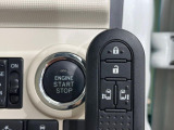 【キーフリーシステム】カバンやポケットに入れたままでもドアの施錠・解錠が可能なスマートキーを装備。エンジンのオン・オフ時もカギを取り出す必要が無いからとっても便利です♪