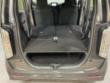 後席背もたれを倒せばちょっと大きめの荷物や長いものを積みたい時に便利です。