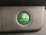ECON モードをON にするとアクセルペダルの動きに対するエンジンの反応とエアコンの制御を切り換えることで、燃費のいい運転をするドライバーがペダルを踏んだ時と同じようにエンジンを制御します。