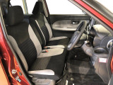 運転席の座面高さを調整できるシートリフターが付いています。フロントシートはベンチシートを採用で、座面も広く使い勝手もいいですよ♪