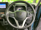 握りやすいステアリングは、運転操作をサポート。スポーティーなデザインで、運転の楽しさをさらに高めます。