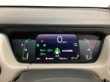 デジタル表示のスピードメーターとタコメーター、燃費やオドメーターなどの表示の他に、ホンダセンシング機能などの表示もできる多機能なマルチインフォメーション・ディスプレイです。
