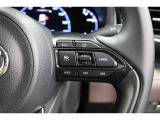 レーダークルーズコントロール使用時に、同一車線内中央を走行できるよう操舵を支援するレーントレーシングアシスト[LTA]が装着されています。