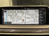 BMWのナビゲーションは操作性も良く、詳細な地図情報と交通状況を見やすく表示し、快適なドライビングをサポートしながら目的地までナビゲートします。