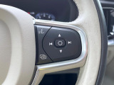 【ステアリングスイッチ】運転中、前方から目線をそらさずにオーディオ等の操作ができるよう、適切に配置されたスイッチ類。安心&快適なドライブを演出してくれる便利な機能です。