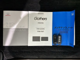 スマートキーは鍵をバッグに入れたままでもドアロックの開閉やエンジンのON・OFFができます。夜間や雨の日も鍵を探さなくて良いので便利です。