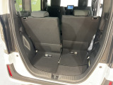 後席のシートをスライドさせると荷室空間を広げられます