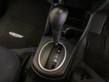 CVT車のセレクトレバーです。低速から高速まで、変速ショックのないスムーズな走りを実現するとともに、エンジン効率のよい領域を維持することで燃費にも貢献します。