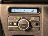 快適装備のオートエアコン♪ 温度設定をすれば、自動で車内の温度管理をしてくれる優れ物です☆彡