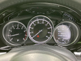 視認性の高いメーターで、運転に必要な情報を的確に把握できます。運転に集中しやすく、安全運転をサポートします。落ち着いたデザインも魅力です。