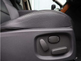 運転席・助手席ともに電動シートを備え、座る人それぞれに合わせて、心地よいポジションへ。