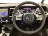 【ハンドル】運転にかかわる様々な操作を安全に行えるように視点移動が少なく操作性に配慮されたスイッチ類が凝縮されたコックピットです。