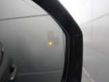 ブラインドスポットモニターを搭載。ドアミラーでは確認しづらい死角の車両を検知し、車線変更時の安全確認をサポートします。高速道路や市街地での運転に安心感をもたらします。
