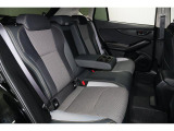 リアシートのセンターアムレストには2つのカップフォルダーつきで、車内全員がゆったりお過ごしいただけます!!