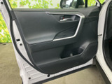 運転席に座ると、すべてが手に届くような感覚。日常の移動から長距離ドライブまで、快適な運転をサポートします。