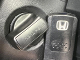 【Hondaスマートキー】カバンやポケットに入れたままでもドアの施錠・解錠が可能なスマートキーを装備。エンジンのオン・オフ時もカギを取り出す必要が無いからとっても便利です♪