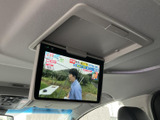後席の乗員も楽しめるモニターは、長距離移動の強い味方です。映画や動画で快適な空間を演出します。