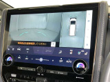 パノラミックビューモニターを装備。駐車場や交差点でクルマを真上から見るように周囲を確認できます。機能の詳細は販売店スタッフまでおたずねください。