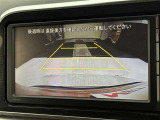 こちらのバックカメラは画面にラインが表示されておりますので、バック時のクルマの進行方向の目安になります。より高いレベルで車庫入れをサポートする、便利な機能ですね。