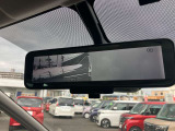 スマートルームミラー◆積載物などで、さえぎられがちなルームミラーの後方視界。車内状況に関わらず車両後方にあるカメラの映像をルームミラーに映し出します!もちろん夜や悪天降雨でもクリアな後方視界を確保!