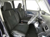 高いホールド性で運転姿勢が安定します。長距離ドライブでも疲れにくいのが魅力です。快適なドライビングライフをお送りください♪