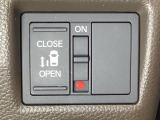 左側電動スライドドアは運転席からでも操作ができるように、ハンドル付近に開閉の操作スイッチが付いています。