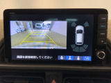 リバースギアに入れるだけで後方の表示へ切り替わります。夜間や雨の日の駐車も楽になりますよ。