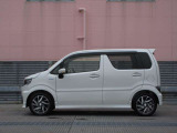 純正アルミで全体的にデザインがまとまっています。車も人も、オシャレはまずは足元からですね。