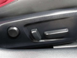 運転席はパワーシートなのでお好みのドライビングポジションに調整可能です♪