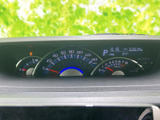 視認性の高いメーターで、運転に必要な情報を一目で確認できます。落ち着いたデザインが、運転に集中できる空間を演出します。