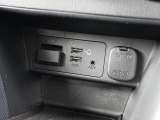 CD/DVD再生プレーヤーとフルセグTVチューナーは非搭載ですが、USB端子やAUX端子は備えています。