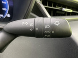 操作しやすい位置に配置されたウインカーレバー。スムーズな操作感で、安全な車線変更をサポートします。日常の運転をより快適にします。
